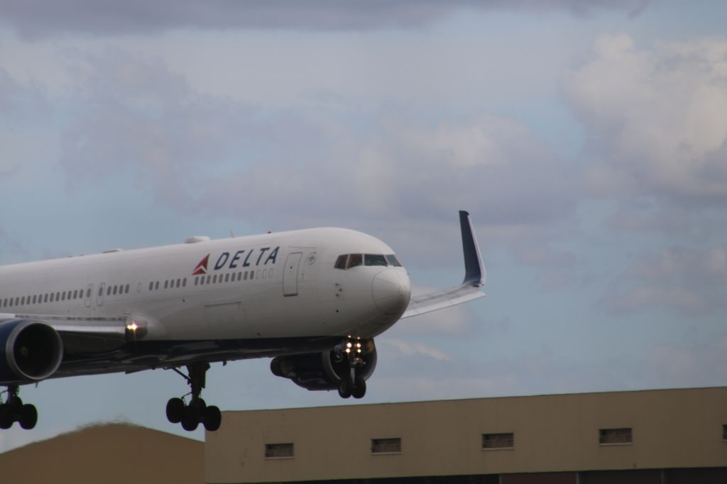 BOEING 767-300 (N1704) - Walking along the road by 27R when the beauty was landing! March 2016