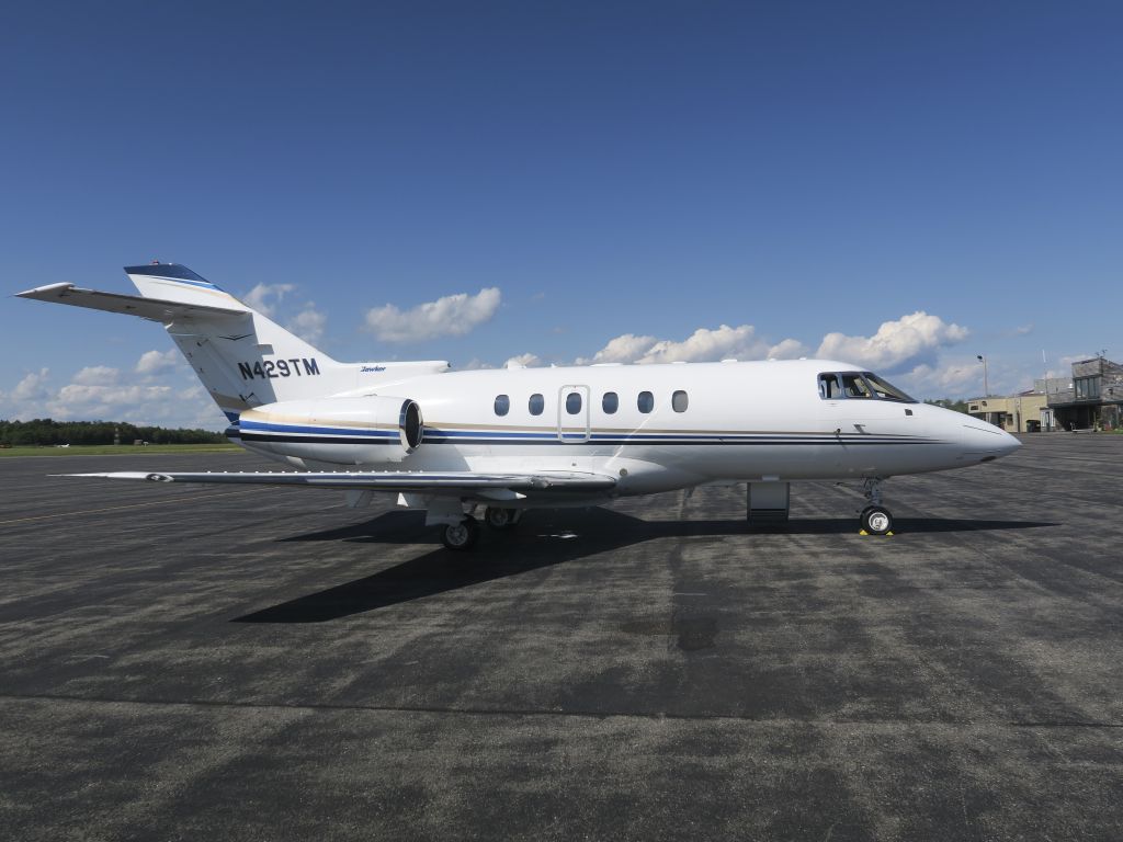 Hawker 800 —