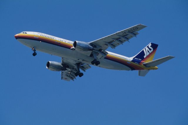 Airbus A300F4-600 (JA8560) - Final Approach to Tokyo-Haneda Intl Airport Rwy16L on 1994/08/16