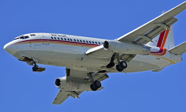 Boeing 737-200 —