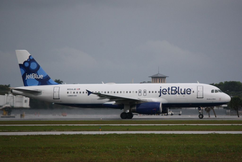 Airbus A320 (N504JB) - JetBlue Flight 164 (N504JB) "Shades of Blue" departs Sarasota-Bradenton International Airport enroute to John F Kennedy International Airport