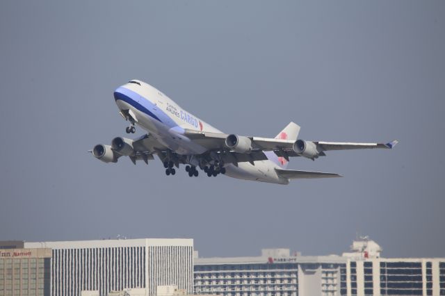 Boeing 747-400 (B-18706)