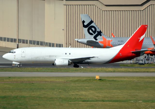 BOEING 737-400 (VH-XNH)