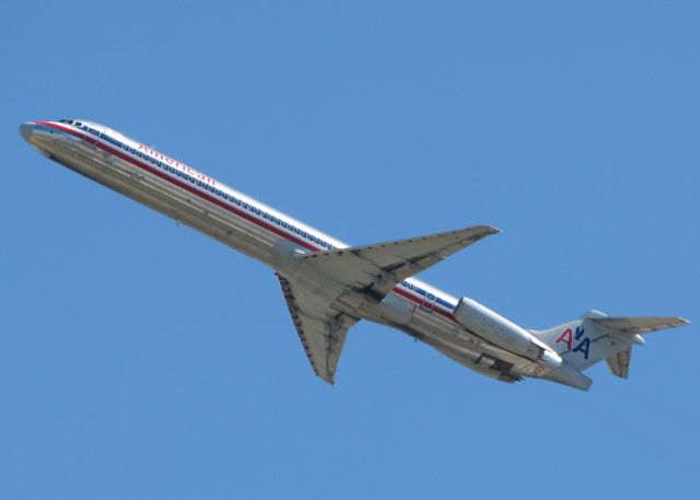 McDonnell Douglas MD-88 (N472AA) - At DFW