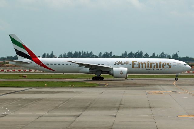 BOEING 777-300 (A6-ECT)