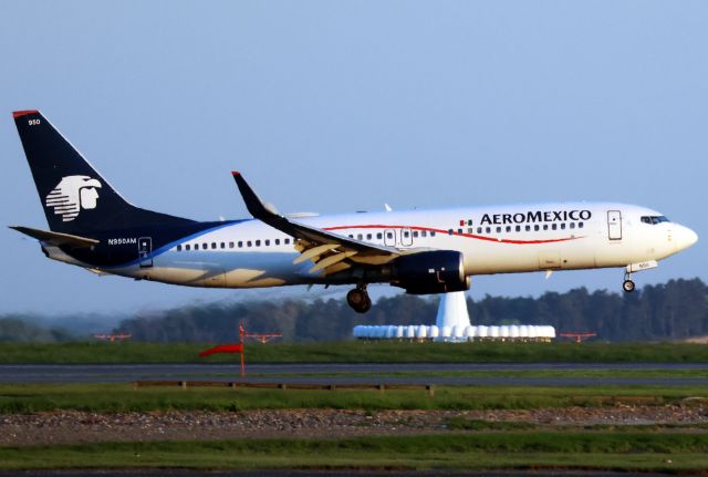 Boeing 737-800 (N950AM)