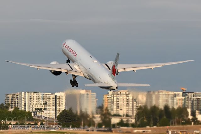 BOEING 777-300ER (C-FRAM)