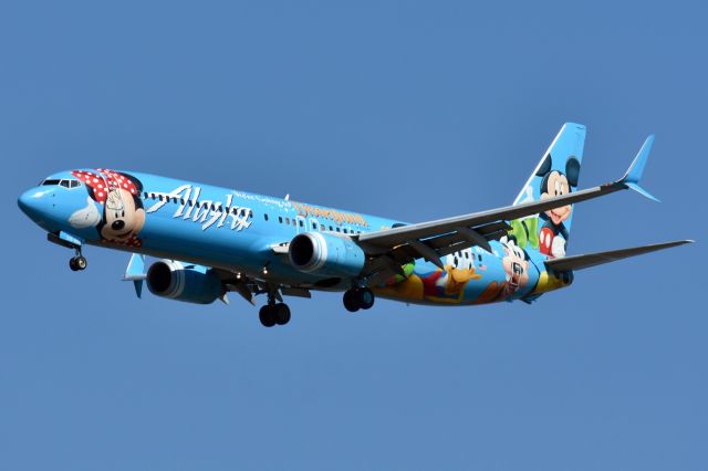 Boeing 737-900 (N318AS) - Alaska Airlines (Disneyland Livery) Boeing 737-990 arriving at YVR on Sept 2. 