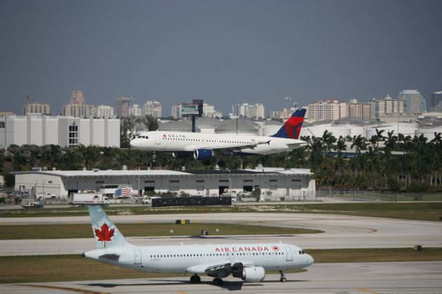 Airbus A320 (N369NW)