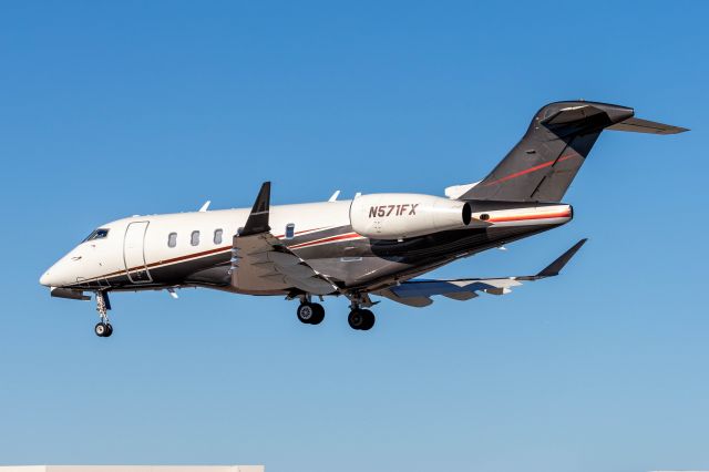 Bombardier Challenger 300 (N571FX)