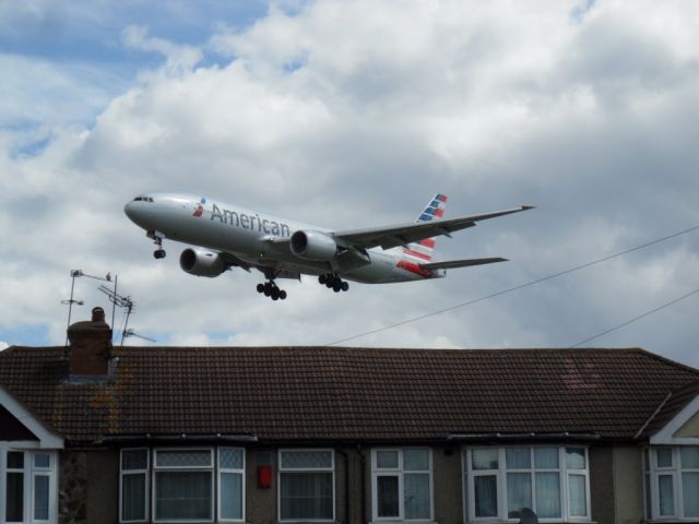 Boeing 777-200 — - no fear ... the 777 from Dallas manages to get over it. <br>Runway 09R/27L at LHR