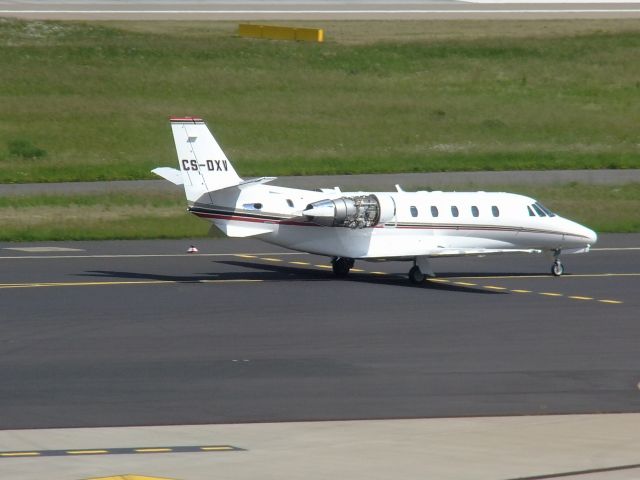 Cessna Citation Excel/XLS (CS-DXV) - Cessna 560XL Citation XLS mit der Reg CS-DXV, fotografiert am 31.05.2014 in DUS. Kurios, es fehlt die rechte Triebwerksabdeckung. Im Flug abgefallen? 