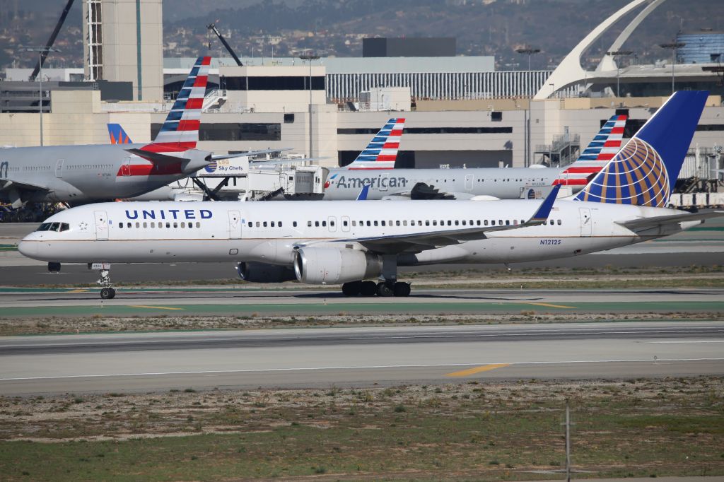Boeing 757-200 (N12125)