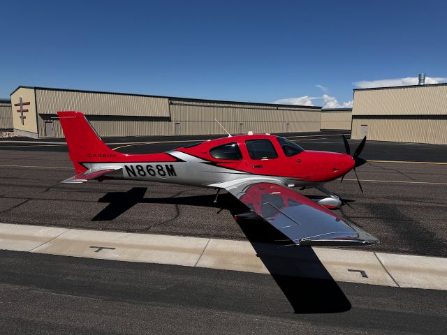 Cirrus SR-22 (N868M) - 'Marshall' in the bright sun at Falcon Field.