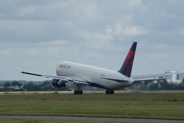 BOEING 767-300 (N190DN) - EHAM