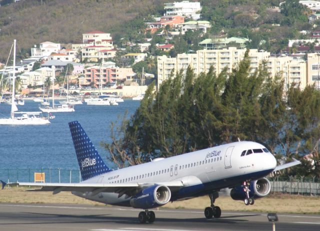 Airbus A320 (N656JB)