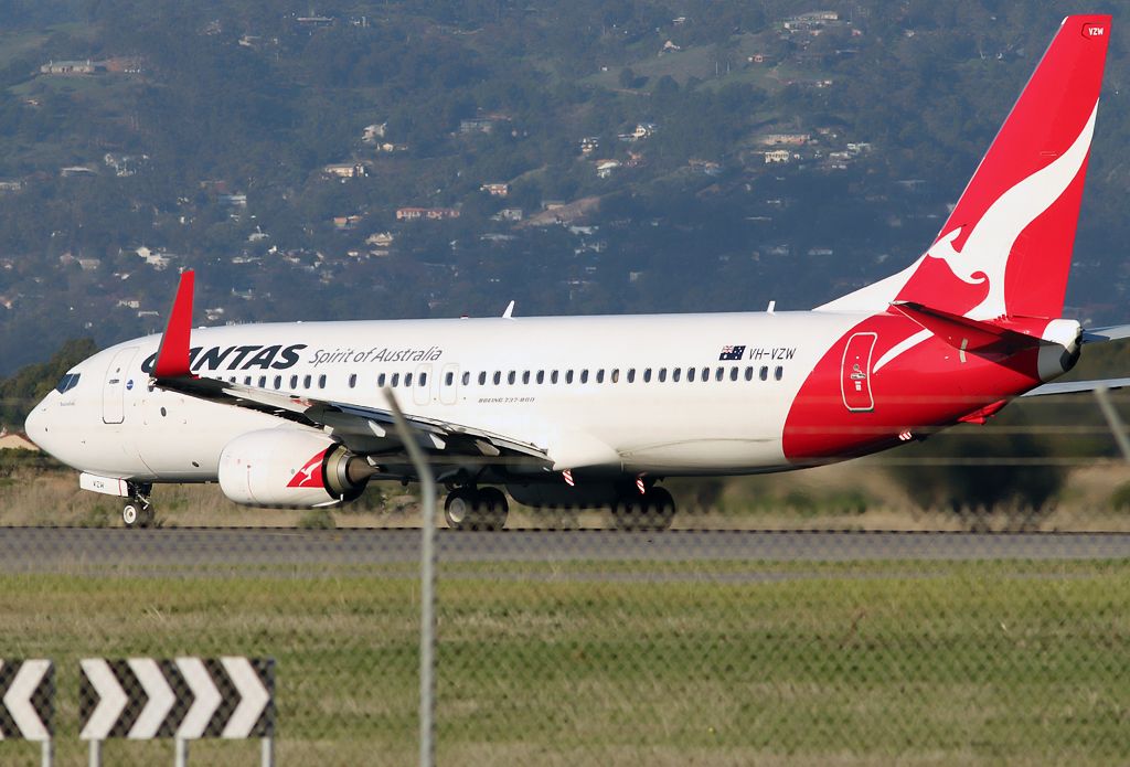 Boeing 737-800 (VH-VZW) - QANTAS - BOEING 737-838 - REG VH-VZW (CN 39359/3881) - ADELAIDE INTERNATIONAL SA. AUSTRALIA - YPAD (3/6/2015)CANON 550D AND CANON 300MM LENSE