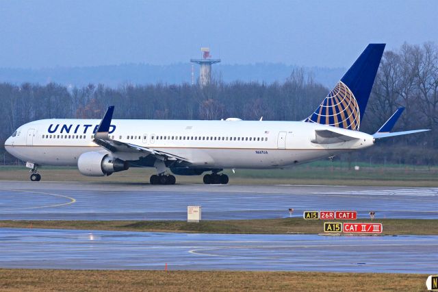 BOEING 767-300 (N667UA)