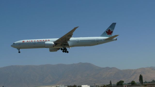 BOEING 777-300 (C-FJZS) - FOTO SPOTTER JULIO VILLARROEL, AEROPUERTO ARTURO MERINO BENITEZ, SANTIAGO DE CHILE 