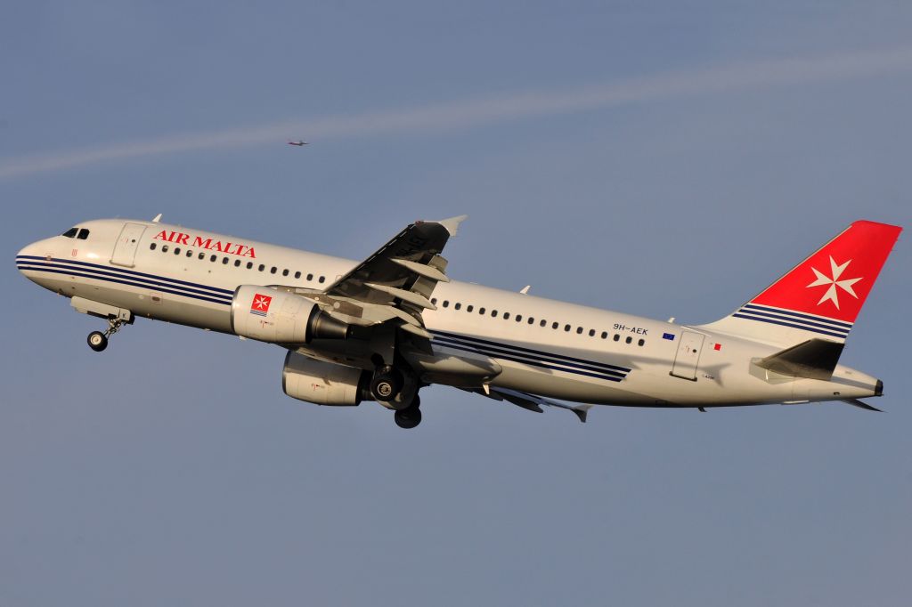 Airbus A320 (9H-AEK)