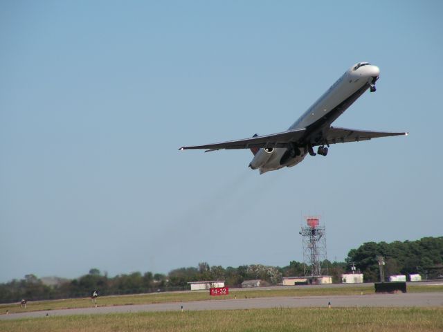 McDonnell Douglas MD-88 (N982DL) - Gear up, smoke on! Delta MD88 departing from RWY 14 at KORF