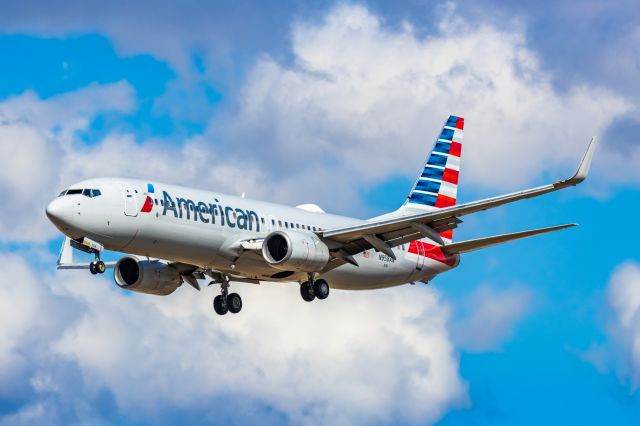 Boeing 737-800 (N958AN) - An American Airlines 737-800 landing at PHX on 2/28/23. Taken with a Canon R7 and Canon EF 100-400 L ii.