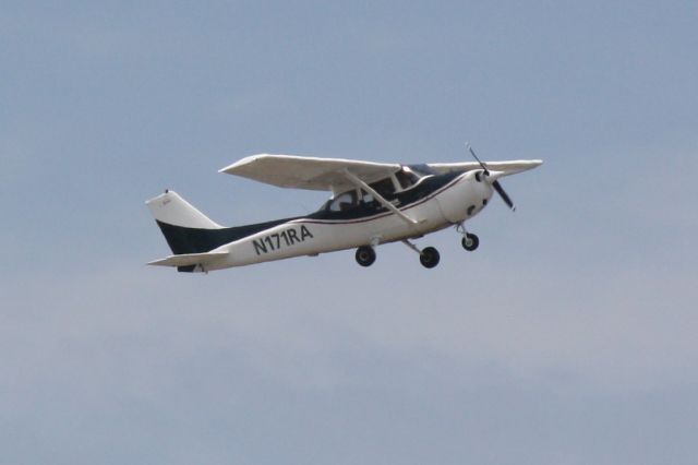 Cessna Skyhawk (N171RA) - N171RA departs Runway 14 at Sarasota-Bradenton International Airport