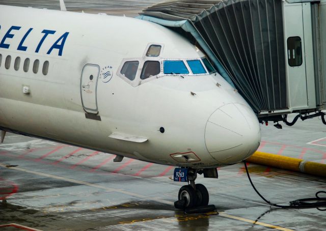 McDonnell Douglas MD-90 (N963DN)