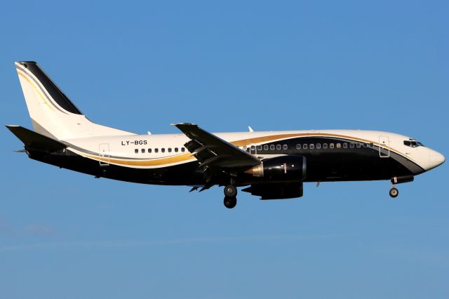 BOEING 737-300 (LY-BGS)