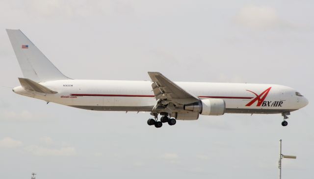 BOEING 767-300 (N363CM)