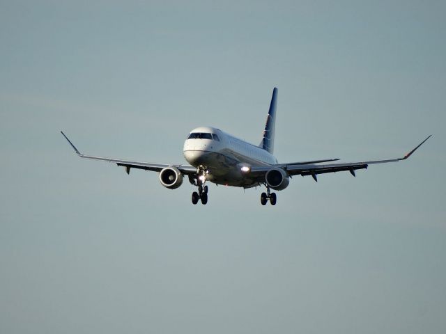 Embraer 175 (N732YX)