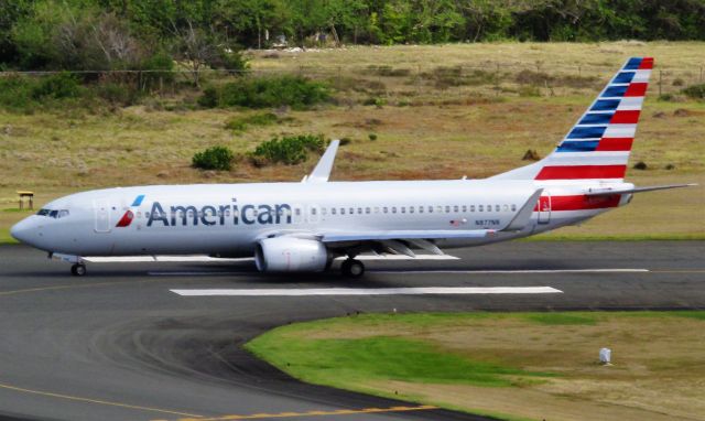 Boeing 737-800 (N877NN)