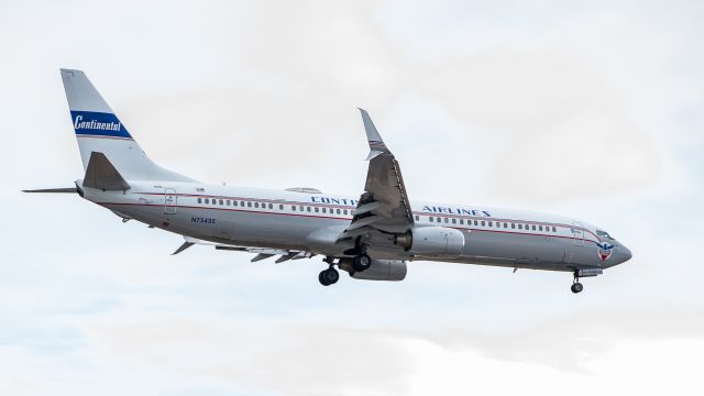 Boeing 737-700 (N75435) - UA B739 flying classic Continental Airlines retro livery on final to KLAS, December 24, 2017.