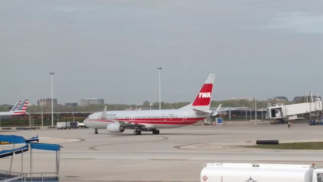Boeing 737-800 (N915NN) - N915NN in retro TWA Heritage livery  at KORD