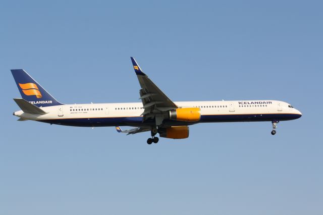 BOEING 757-300 (TF-FIX) - Landing at lester B.Pearson Intl CYYZ,photo taken June 10/2012