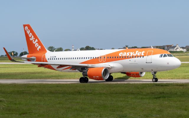 Airbus A320 (G-EZOM)