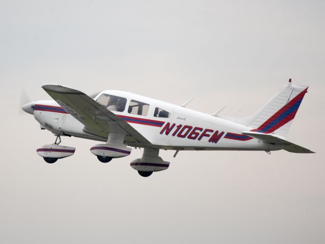 Piper Cherokee (N106FM) - Take off runway 26.