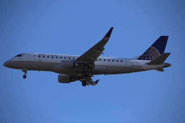 EMBRAER 175 (long wing) (N143SY)