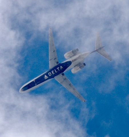 Boeing 717-200 (N893AT) - Just breaking into the clouds at 6,000 feet over GMU.  5/22/22.