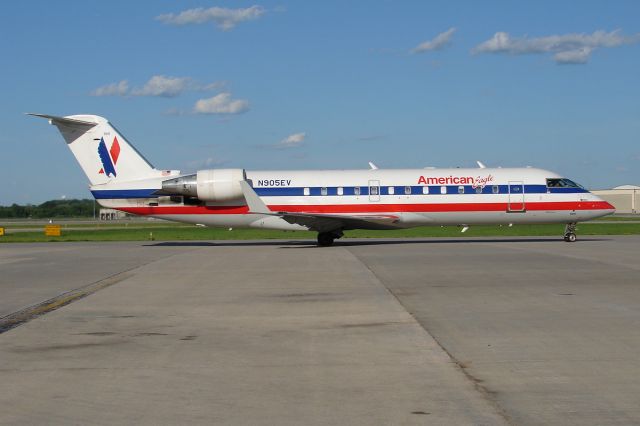 Canadair Regional Jet CRJ-200 (N905EV)