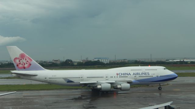 Boeing 747-400 (B-18207)