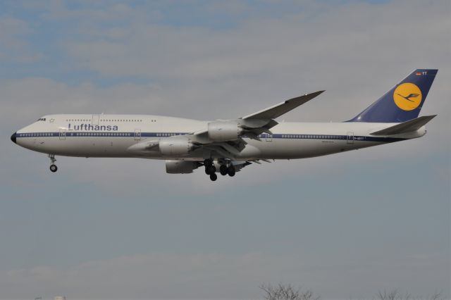 BOEING 747-8 (D-ABYT) - Landing 28-C at KORD on 03-07-16