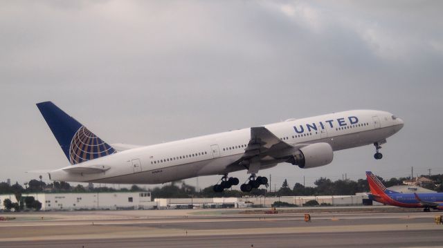 Boeing 777-200 (N768UA)