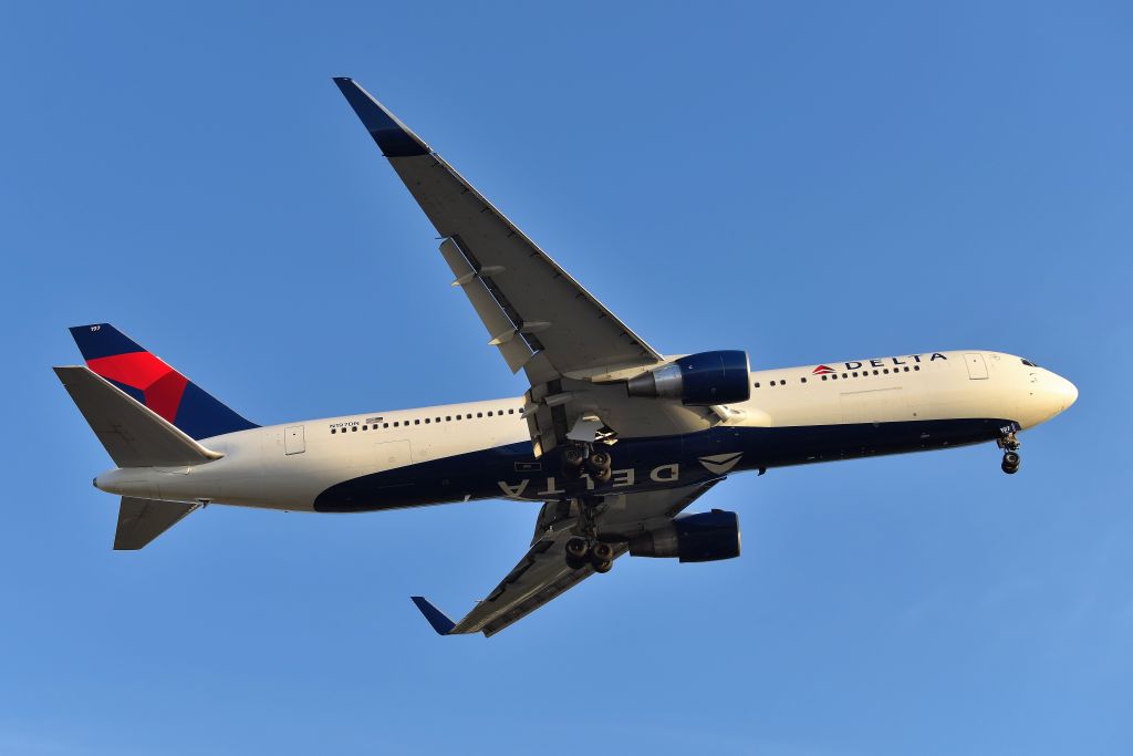 BOEING 767-300 (N197DN) - Flt 501 from CDG. Short final for 23-L on 11-09-19.