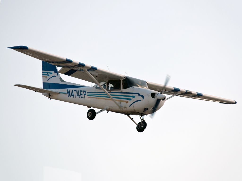 Cessna 152 (N474EP) - Landing runway 26.