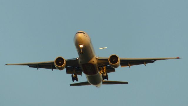 BOEING 777-300ER (A6-EGE)