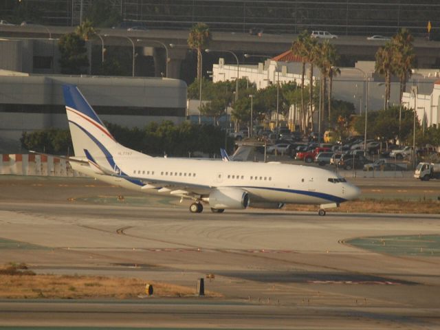 Boeing 737-700 (HL7787)