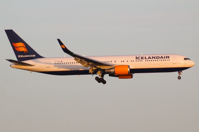 BOEING 767-300 (TF-ISN)
