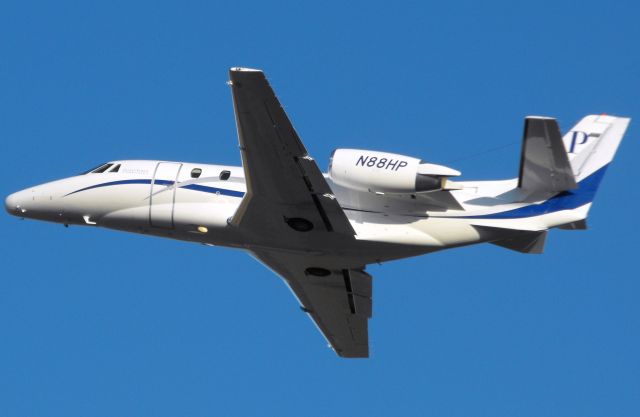 Cessna Citation Excel/XLS (N88HP) - Citation Excel on climbout after departing RWY 36