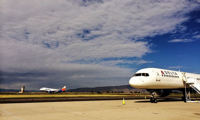 Boeing 757-200 (N543US)